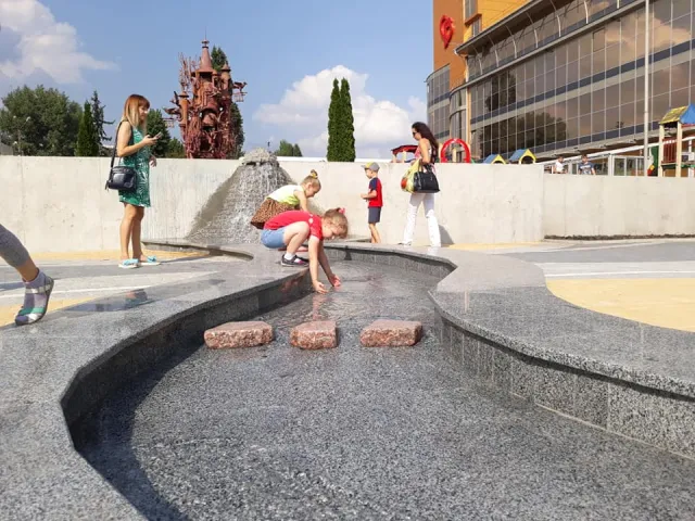 На Площі Свободи відкрили «Фонтан закоханих» — фото 6
