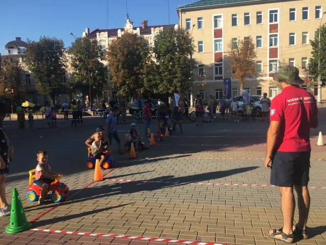 Для маленьких хмельничан влаштували перегони на толокарах — фото 2