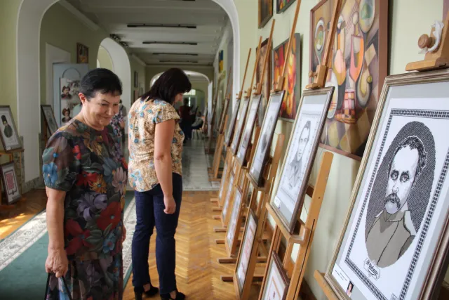 У Хмельницькому презентували унікальну виставку «Образ і слово Кобзаря у вишивці» — фото 1