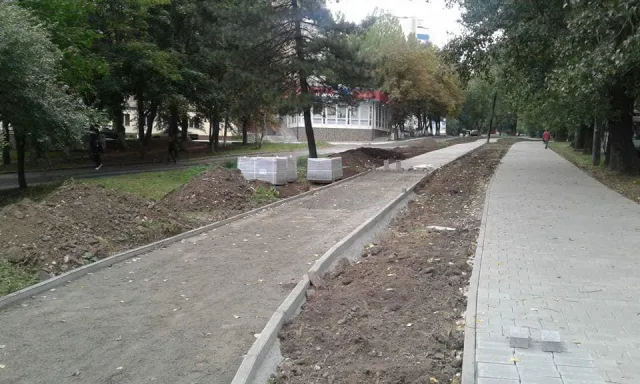 На Старокостянтинівському шосе завершують облаштування пішохідної та велосипедної доріжок — фото 1