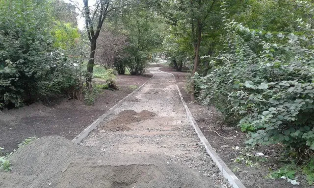 На Старокостянтинівському шосе завершують облаштування пішохідної та велосипедної доріжок — фото 2