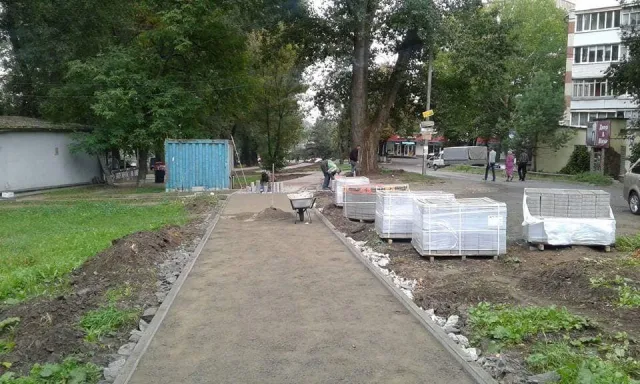 На Старокостянтинівському шосе завершують облаштування пішохідної та велосипедної доріжок — фото 3