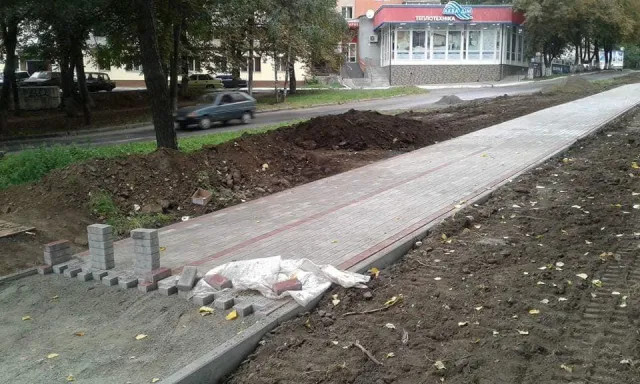 На Старокостянтинівському шосе завершують облаштування пішохідної та велосипедної доріжок — фото 5