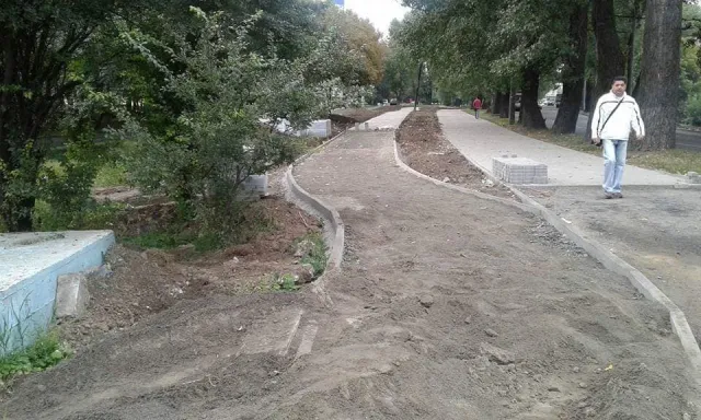 На Старокостянтинівському шосе завершують облаштування пішохідної та велосипедної доріжок — фото 6