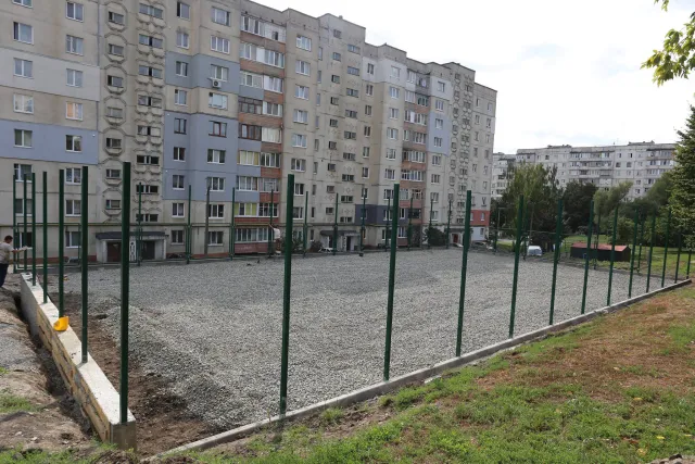 До кінця вересня у Хмельницькому облаштують 5 нових спортивних майданчиків — фото 1
