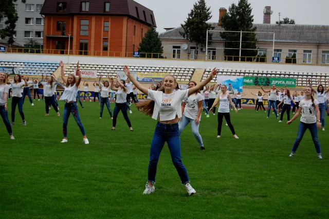 До Дня фізичної культури та спорту на стадіоні «Поділля» провели руханку — фото 1