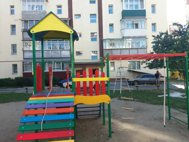 У Хмельницькому облаштували новий дитячий майданчик — фото 2