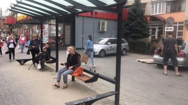 Електронне табло, розклад руху та Wi-Fi: у Хмельницькому облаштували перші дві «розумні зупинки» — фото 1