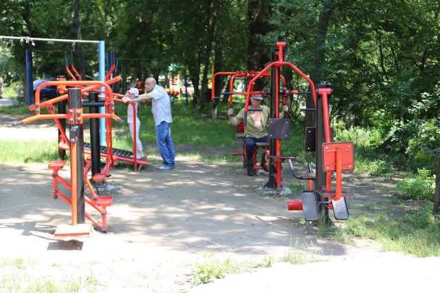 У Хмельницькому розпочали встановлювати вуличні тенісні столи — фото 4
