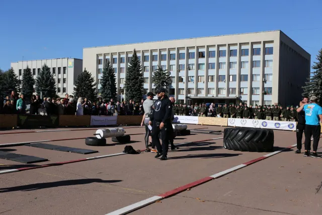 Василь Вірастюк, шини, штанги та колоди: як у Хмельницькому змагалися стронгмени — фото 2