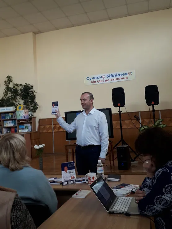 У Хмельницькому рівненський журналіст презентував унікальну книгу про ефективність — фото 1