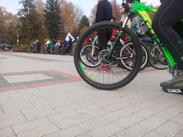 У Хмельницькому влаштували масовий велопробіг з нагоди закриття велосезону 2018 — фото 1