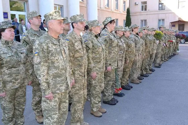 На території Хмельницького військового шпиталю встановили пам’ятний знак патріотам — фото 1