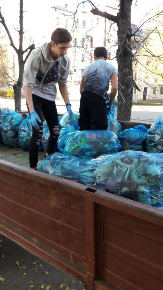 «Зробити Хмельницький чистішим»: як студенти прибирали сміття біля залізниці — фото 1