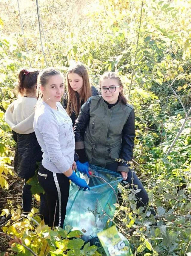 «Зробити Хмельницький чистішим»: як студенти прибирали сміття біля залізниці — фото 2