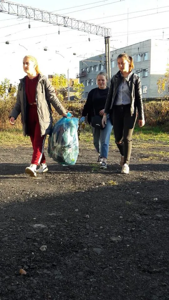 «Зробити Хмельницький чистішим»: як студенти прибирали сміття біля залізниці — фото 6