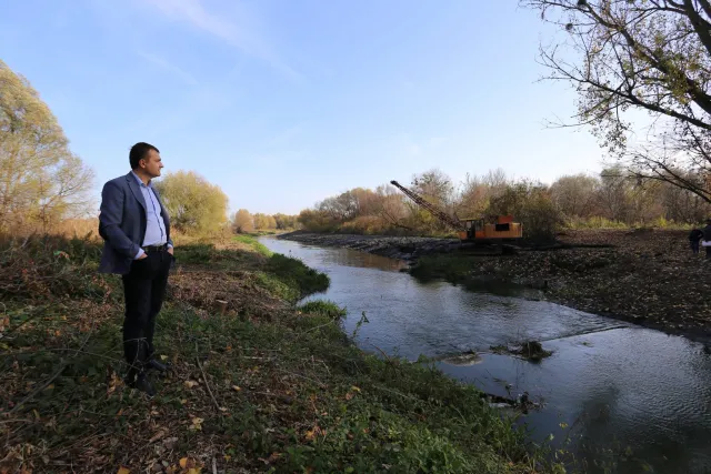 У Хмельницькому очищають Південний Буг від мулу і чагарників — фото 1