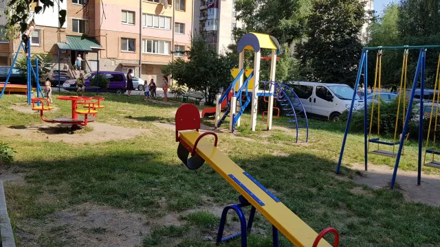 До кінця року у Хмельницькому облаштують 53 нових дитячих і спортивних майданчики — фото 5