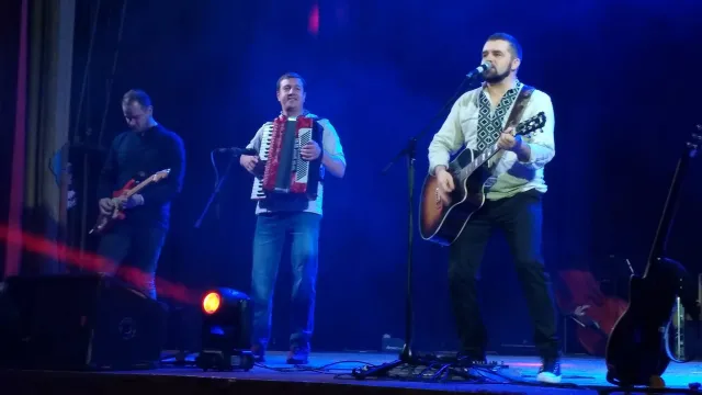 Хмельницький рок-гурт «Мотор'ролла» та ансамбль «Козаки Поділля» знову виступили разом на одній сцені — фото 2