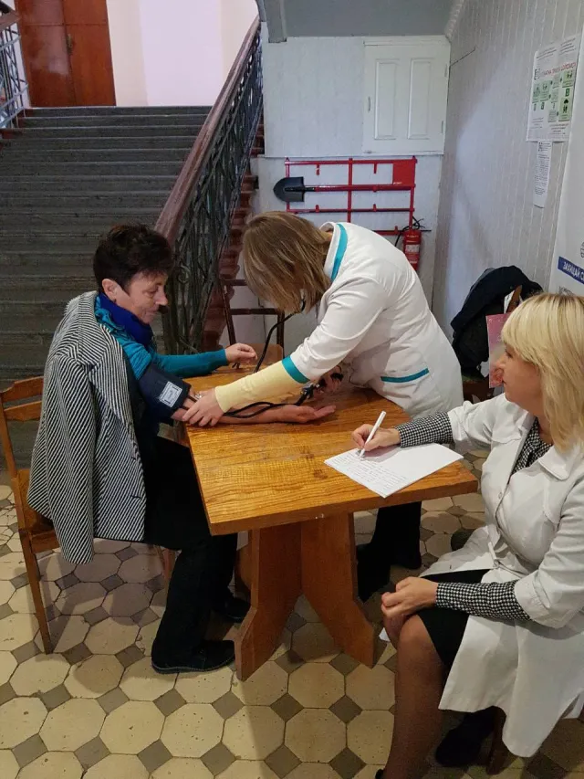 До Всесвітнього дня боротьби з інсультом хмельничанам вимірювали тиск — фото 1