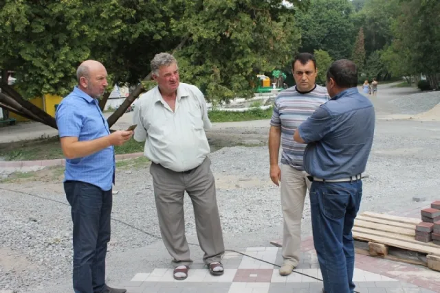 У Кам'янці-Подільському продовжуються ремонтні роботи на території парку Героїв Євромайдану — фото 3