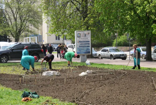 На вулицях Хмельницького з'явиться 300 нових підвісних клумб — фото 13