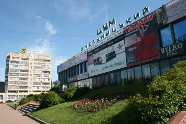 На вулицях Хмельницького з'явиться 300 нових підвісних клумб — фото 17