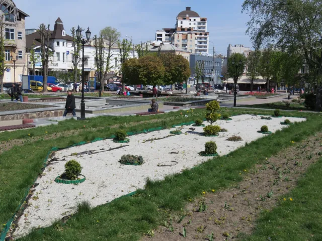 На вулицях Хмельницького з'явиться 300 нових підвісних клумб — фото 4