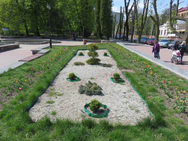 На вулицях Хмельницького з'явиться 300 нових підвісних клумб — фото 5